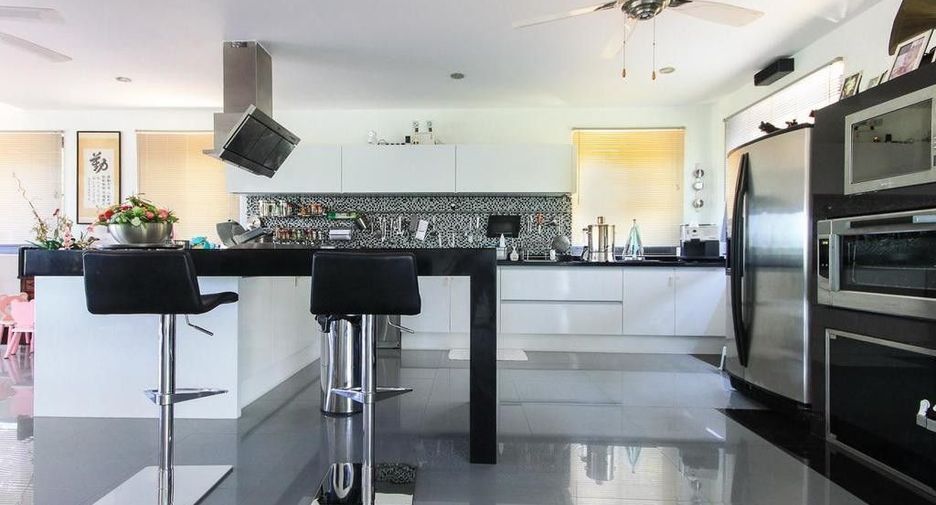 For sale and for rent 5 bedrooms villa in Mueang Phuket, Phuket