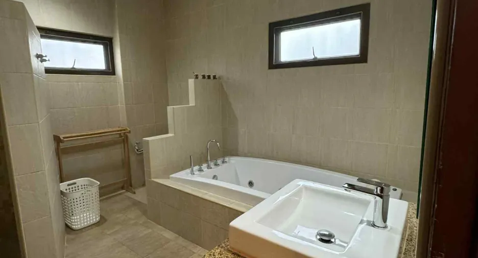 For rent 4 bedrooms villa in Bang Lamung, Chonburi