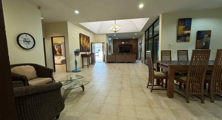 For rent 4 bedrooms villa in Bang Lamung, Chonburi