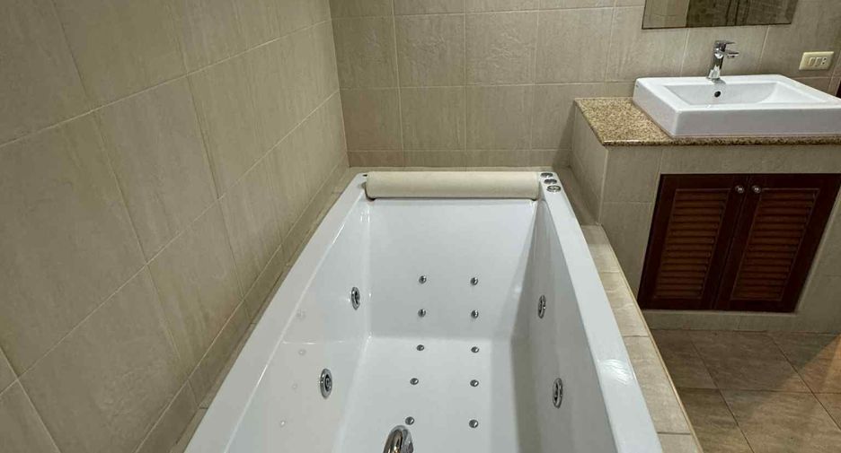 For rent 4 bedrooms villa in Bang Lamung, Chonburi
