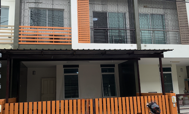 Reihenhaus zum Kauf und zur Miete mit 3 Zimmer in Khlong Sam Wa, Bangkok