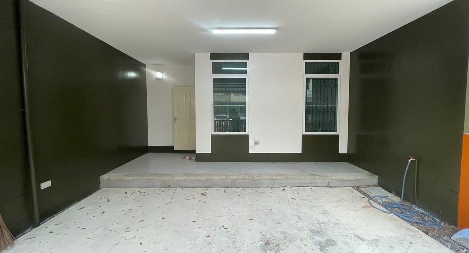 For sale and for rent 3 bedrooms townhouse in Khlong Sam Wa, Bangkok