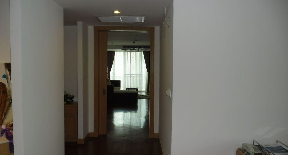 For rent 3 bedrooms apartment in Khlong Toei, Bangkok