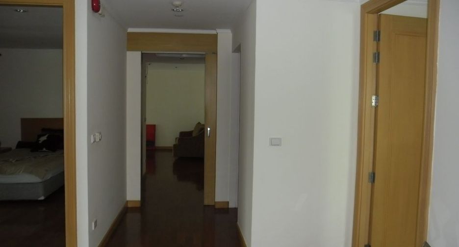 For rent 3 bedrooms apartment in Khlong Toei, Bangkok