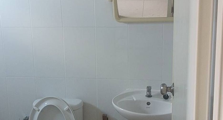 À vendre 4 chambres maison de ville à Si Racha, Chonburi