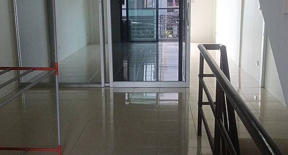 À vendre 4 chambres maison de ville à Si Racha, Chonburi