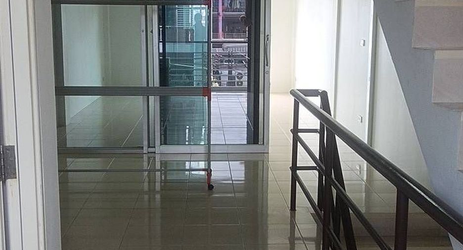 À vendre 4 chambres maison de ville à Si Racha, Chonburi