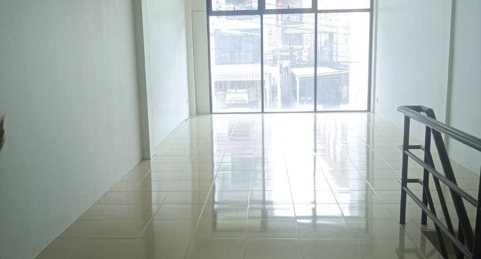 À vendre 4 chambres maison de ville à Si Racha, Chonburi