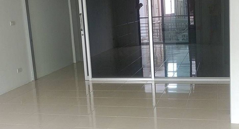 À vendre 4 chambres maison de ville à Si Racha, Chonburi
