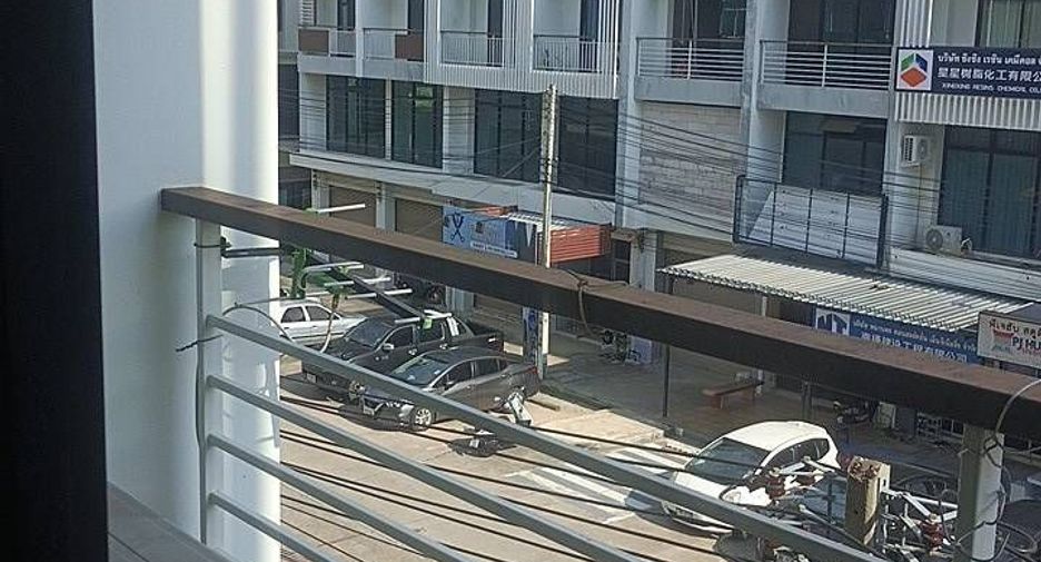 À vendre 4 chambres maison de ville à Si Racha, Chonburi