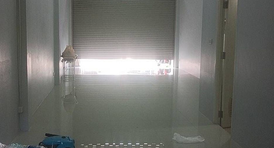 À vendre 4 chambres maison de ville à Si Racha, Chonburi