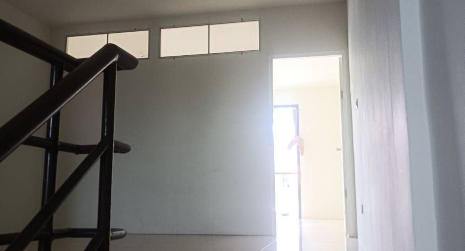 À vendre 4 chambres maison de ville à Si Racha, Chonburi