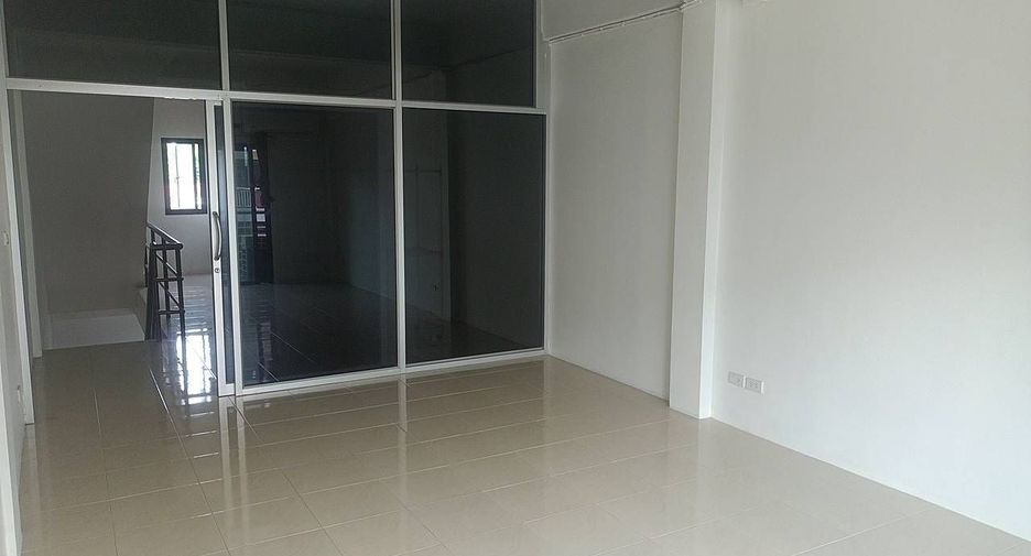 À vendre 4 chambres maison de ville à Si Racha, Chonburi