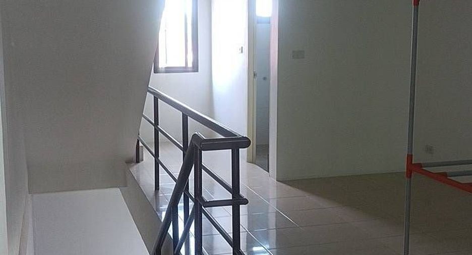 À vendre 4 chambres maison de ville à Si Racha, Chonburi