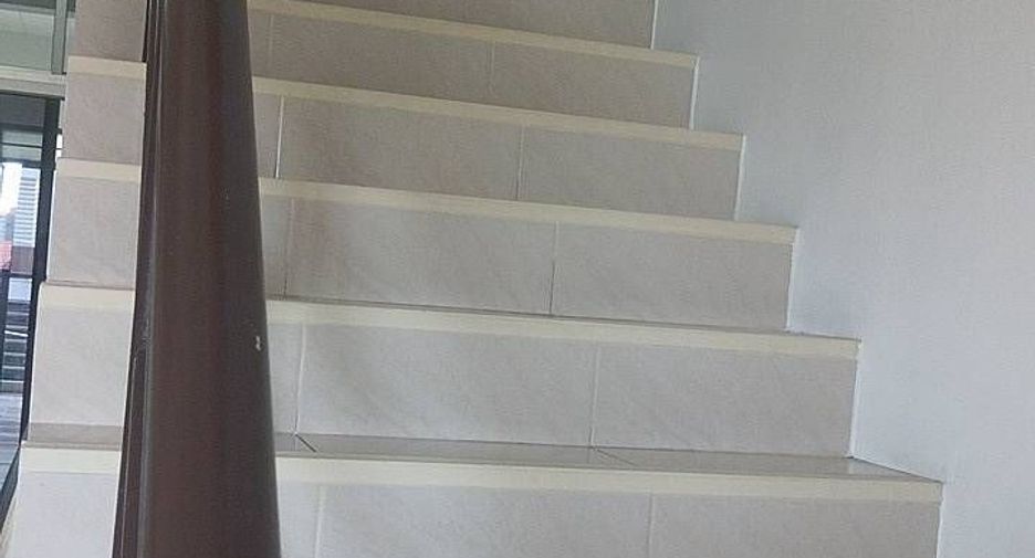 À vendre 4 chambres maison de ville à Si Racha, Chonburi