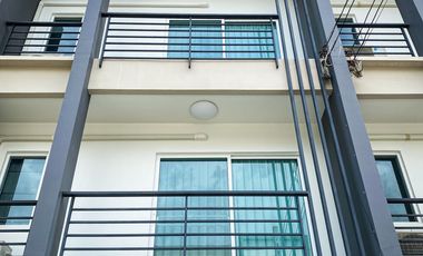 Casa adosada en venta de 3 habitaciones en Suan Luang, Bangkok