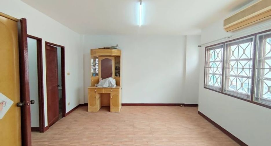 Casa adosada en venta de 4 habitaciones en Nong Khaem, Bangkok