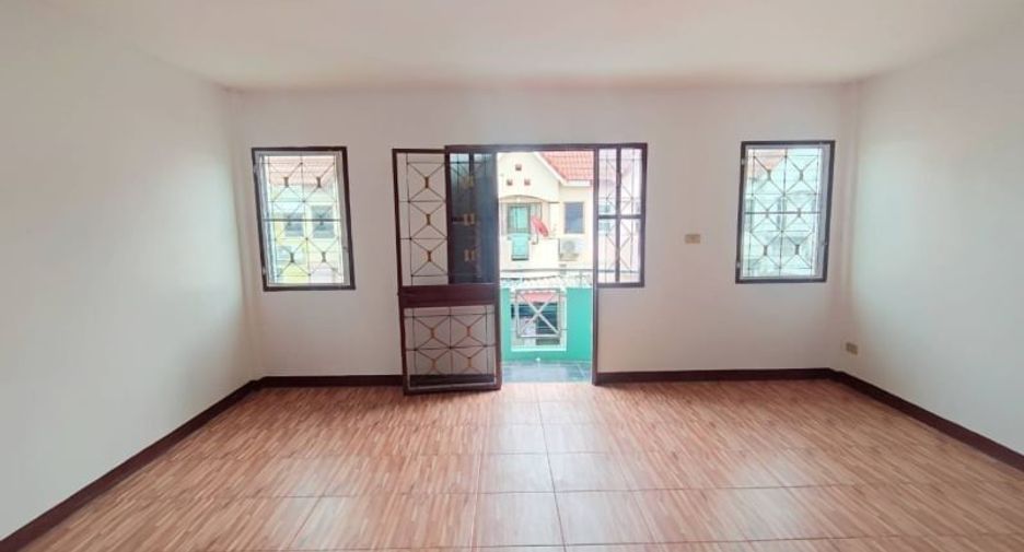 Casa adosada en venta de 4 habitaciones en Nong Khaem, Bangkok