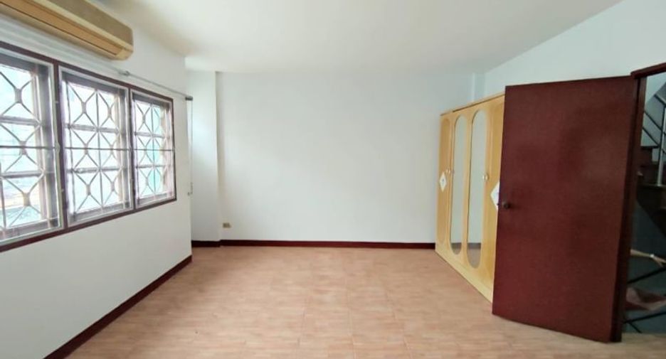 Casa adosada en venta de 4 habitaciones en Nong Khaem, Bangkok