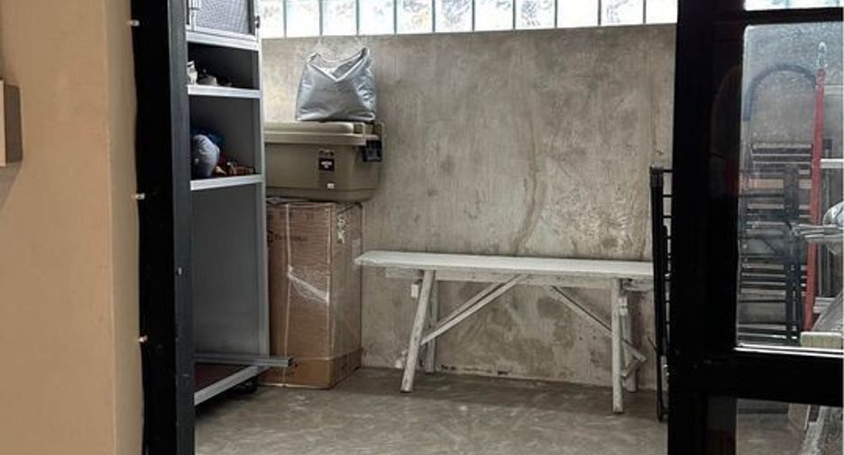 For sale 4 bedrooms townhouse in Yan Nawa, Bangkok