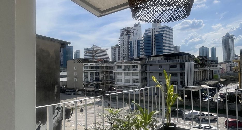 For sale 4 bedrooms townhouse in Yan Nawa, Bangkok