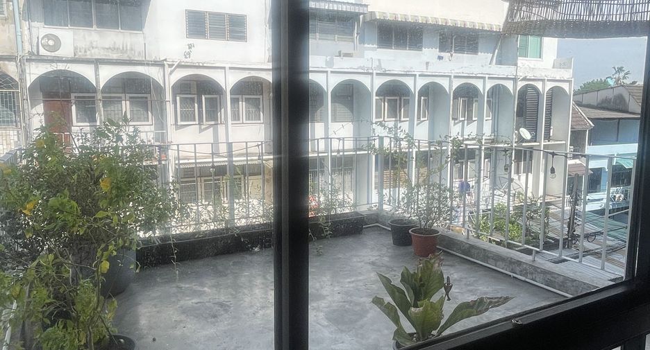 For sale 4 bedrooms townhouse in Yan Nawa, Bangkok
