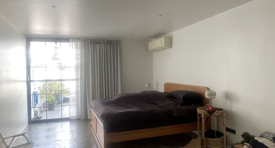 For sale 4 bedrooms townhouse in Yan Nawa, Bangkok