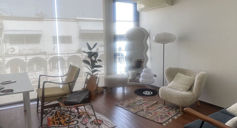 For sale 4 bedrooms townhouse in Yan Nawa, Bangkok