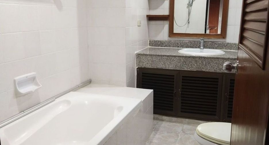 For rent 2 bedrooms apartment in Khlong Toei, Bangkok