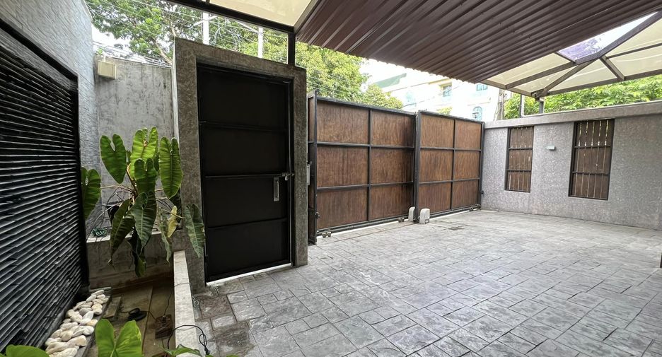 À louer 4 chambres maison de ville à Phaya Thai, Bangkok