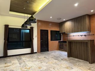 For rent 4 bedrooms townhouse in Phaya Thai, Bangkok
