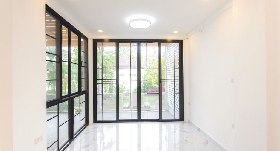 For sale 3 bedrooms townhouse in Bueng Kum, Bangkok
