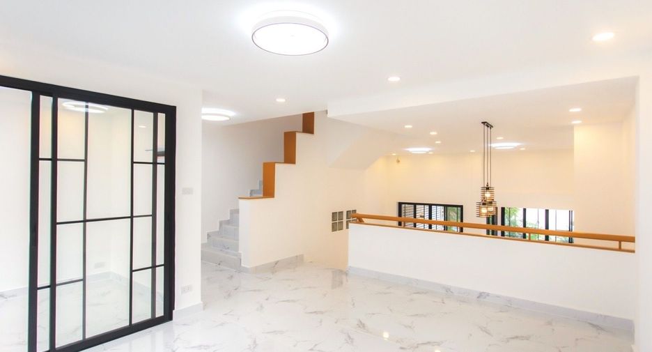 For sale 3 bedrooms townhouse in Bueng Kum, Bangkok