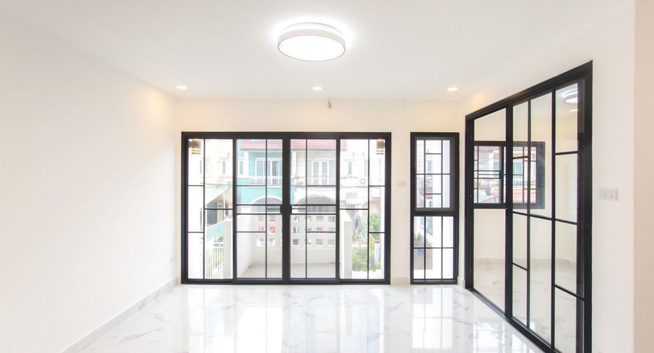 For sale 3 bedrooms townhouse in Bueng Kum, Bangkok