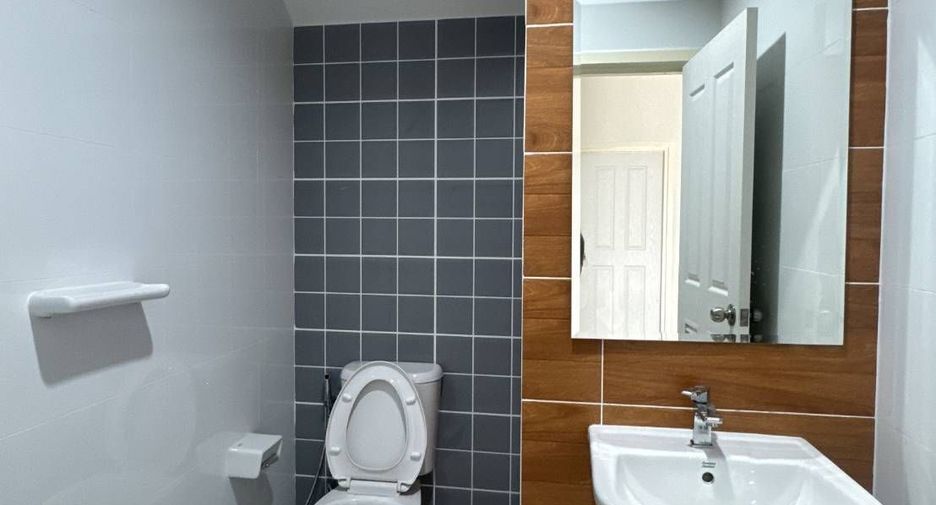 For rent 3 bedrooms townhouse in Don Mueang, Bangkok