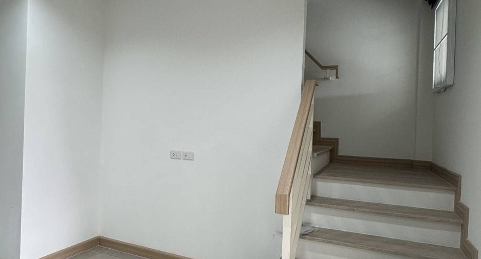 For rent 3 bedrooms townhouse in Don Mueang, Bangkok