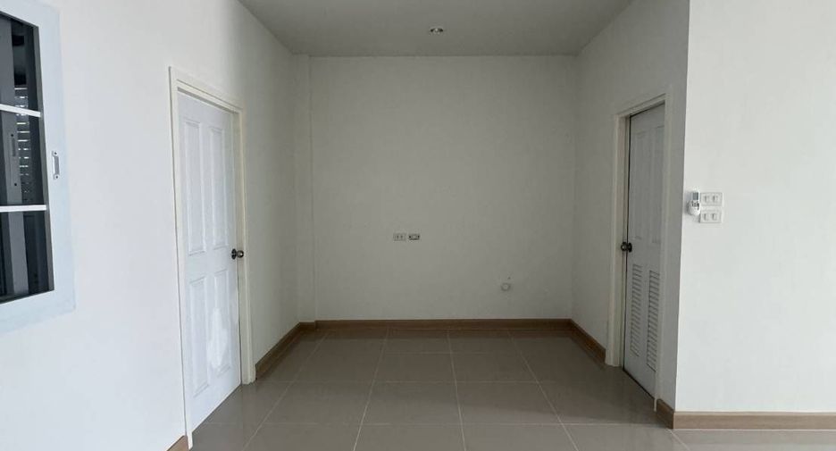 For rent 3 bedrooms townhouse in Don Mueang, Bangkok