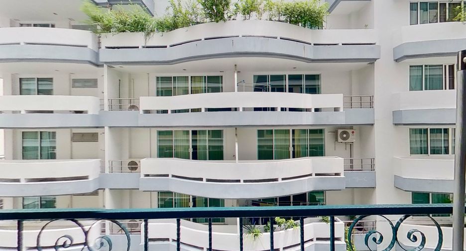 For rent 3 bedrooms apartment in Watthana, Bangkok