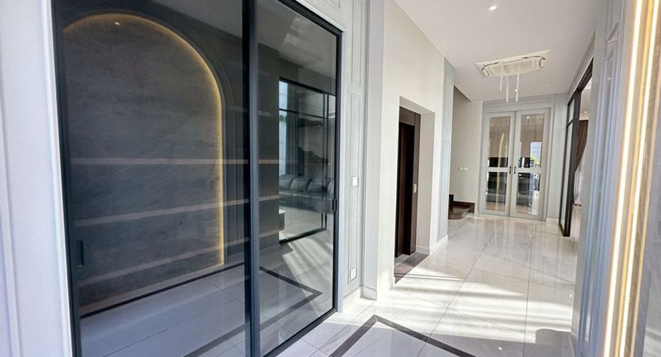 For rent 5 bedrooms house in Saphan Sung, Bangkok