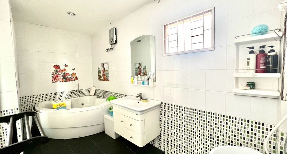 For sale 2 bedrooms townhouse in Lat Phrao, Bangkok