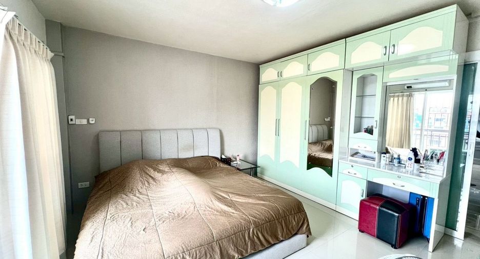 For sale 2 bedrooms townhouse in Lat Phrao, Bangkok