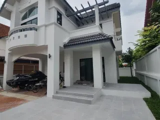 Casa en venta de 4 habitaciones en Si Racha, Chonburi