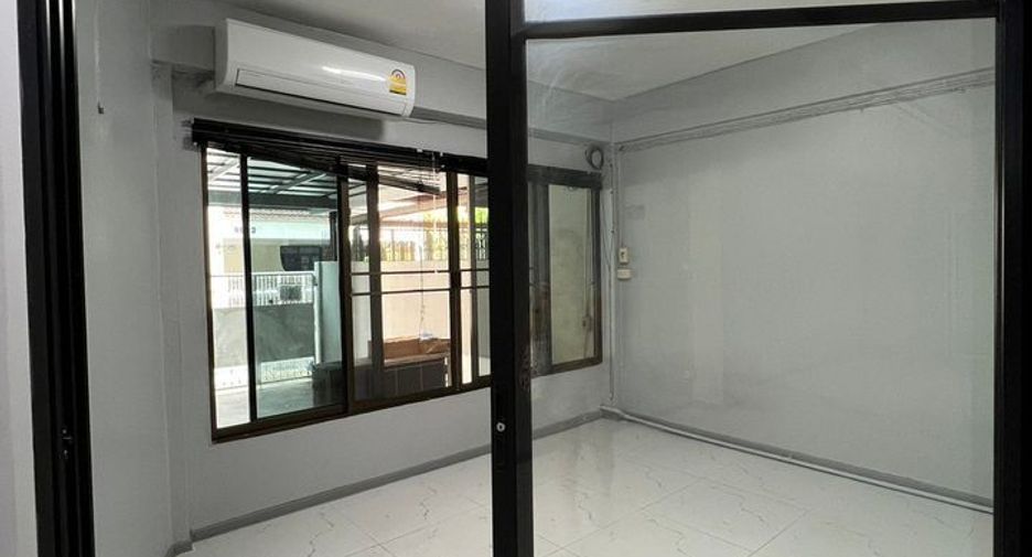 À louer 2 chambres maison à Phra Khanong, Bangkok