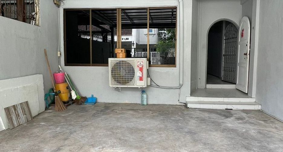 À louer 2 chambres maison à Phra Khanong, Bangkok