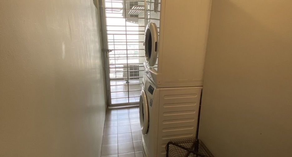 For sale 3 ベッドルーム condo in Huai Khwang, Bangkok