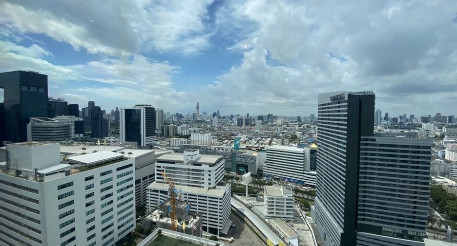 For sale 3 ベッドルーム condo in Huai Khwang, Bangkok