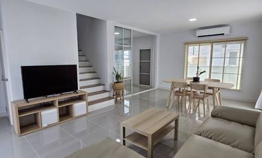 Casa en alquiler de 3 habitaciones en Bang Phli, Samut Prakan