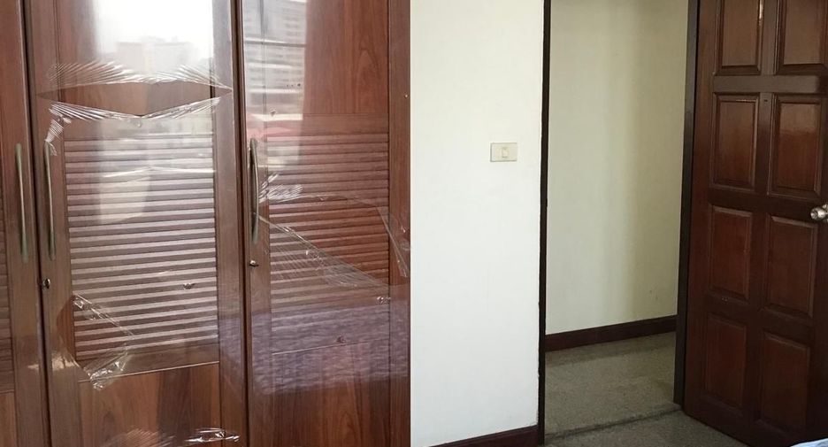 For rent 3 bedrooms condo in Sathon, Bangkok