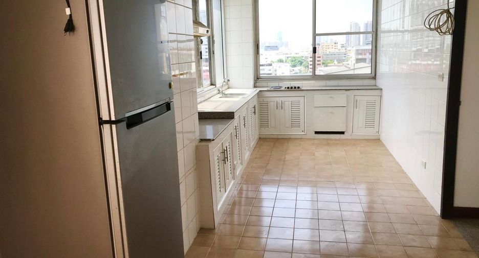 For rent 3 bedrooms condo in Sathon, Bangkok