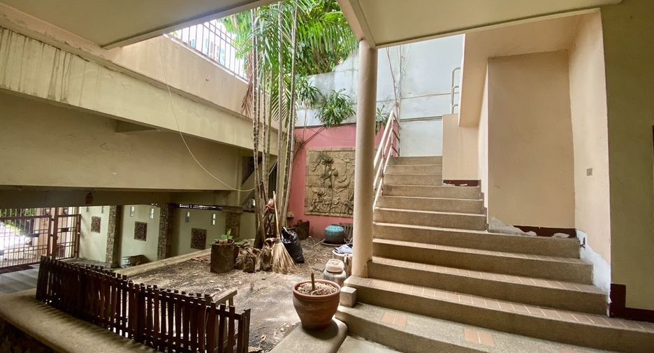 For sale 6 bedrooms townhouse in Bang Lamung, Chonburi